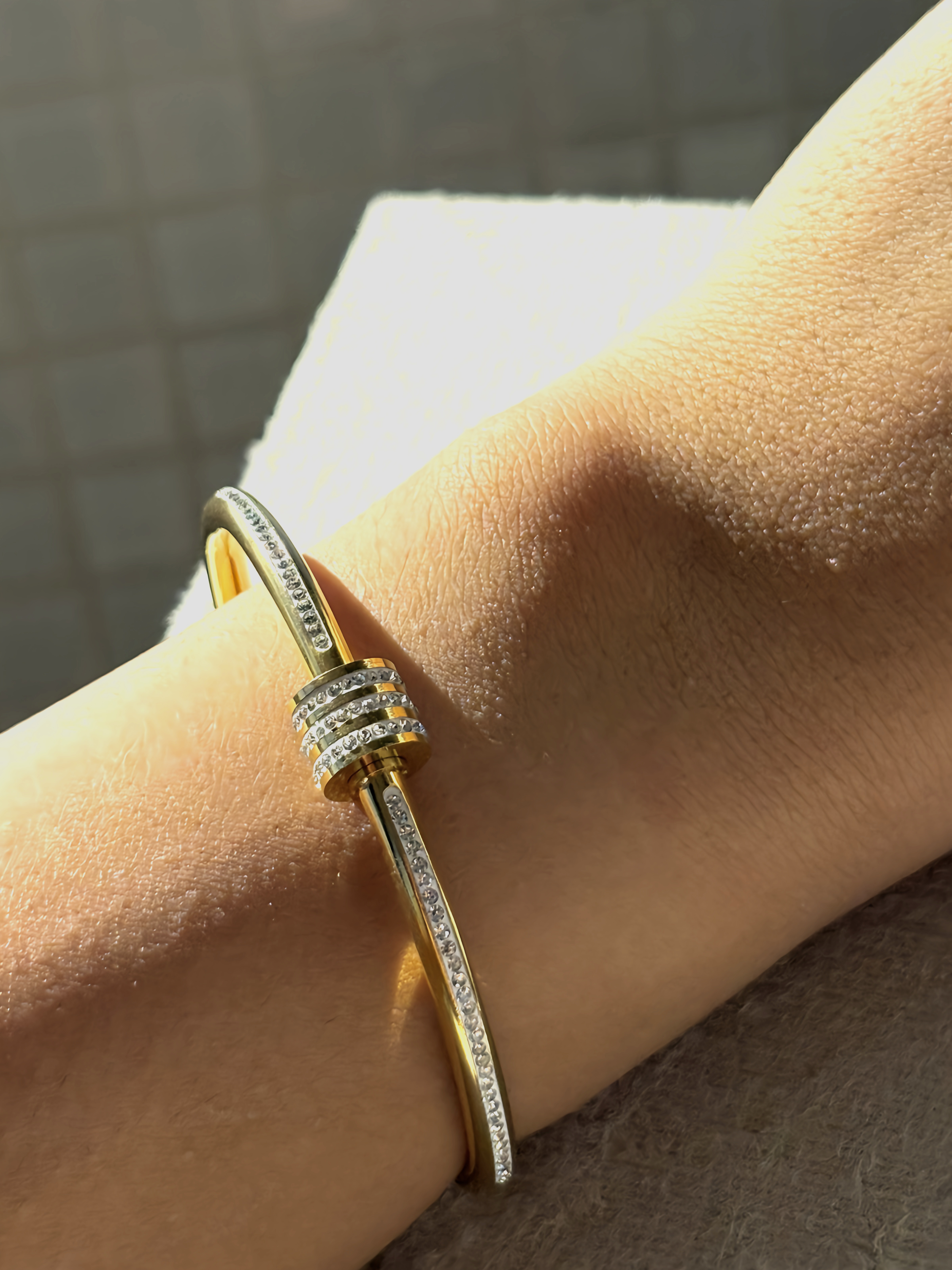 Bracelete Cilindro Cravejado Dourado